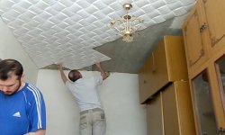 Как правильно клеить потолочную плитку и разные способы отделки