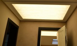 Монтаж, фото и стоимость прозрачного натяжного потолка с подсветкой