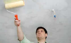 Как покрасить потолок акриловой краской и правильно выбрать валик