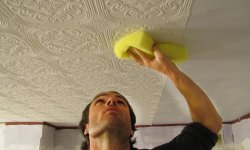 Чем обработать потолок и как приклеить плитку на побелку
