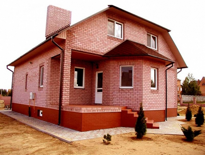 дом из красного кирпича