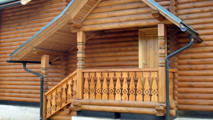 крыльцо деревянного дома