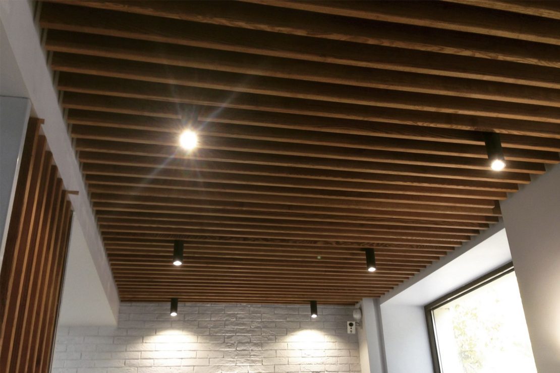 потолок из деревянных реек