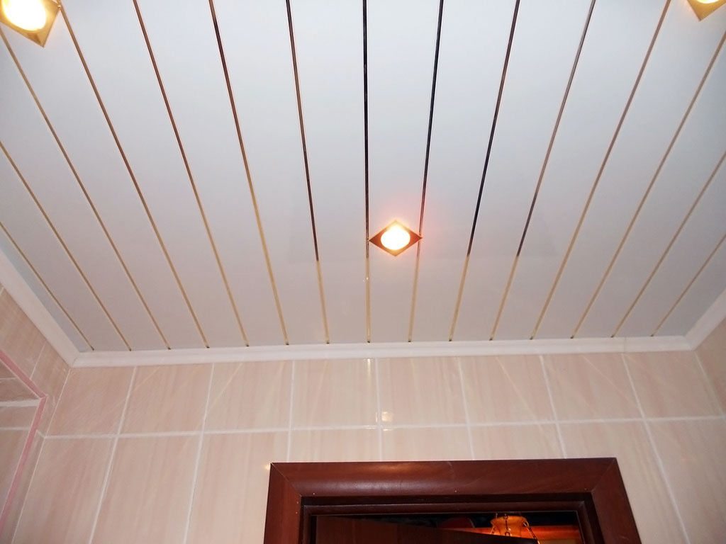 реечный потолок в ванной комнате